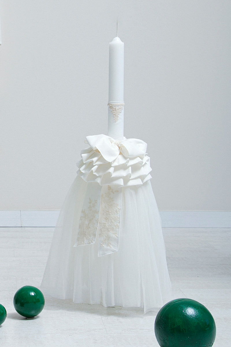 Χειροποίητη λαμπάδα βάπτισης σε ιβουάρ αποχρώσεις.