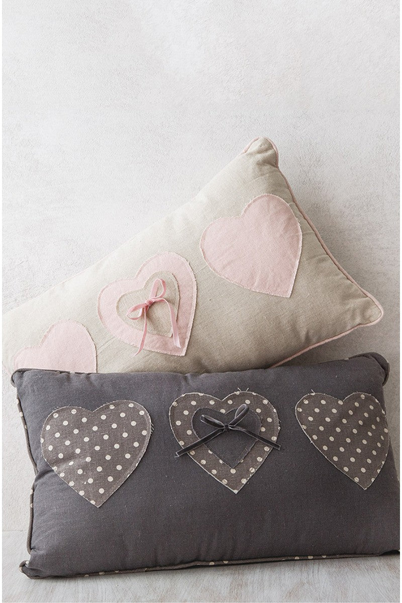 Διακοσμητικό μαξιλάρι γκρί με καρδούλες πουά και φιογκάκι. Διαστάσεις: 51 x 31 cm.