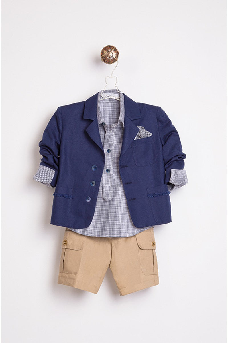 Κουστούμι blue navy σακάκι, μπέζ βαμβακολινή βερμούδα και πουκαμίσα.