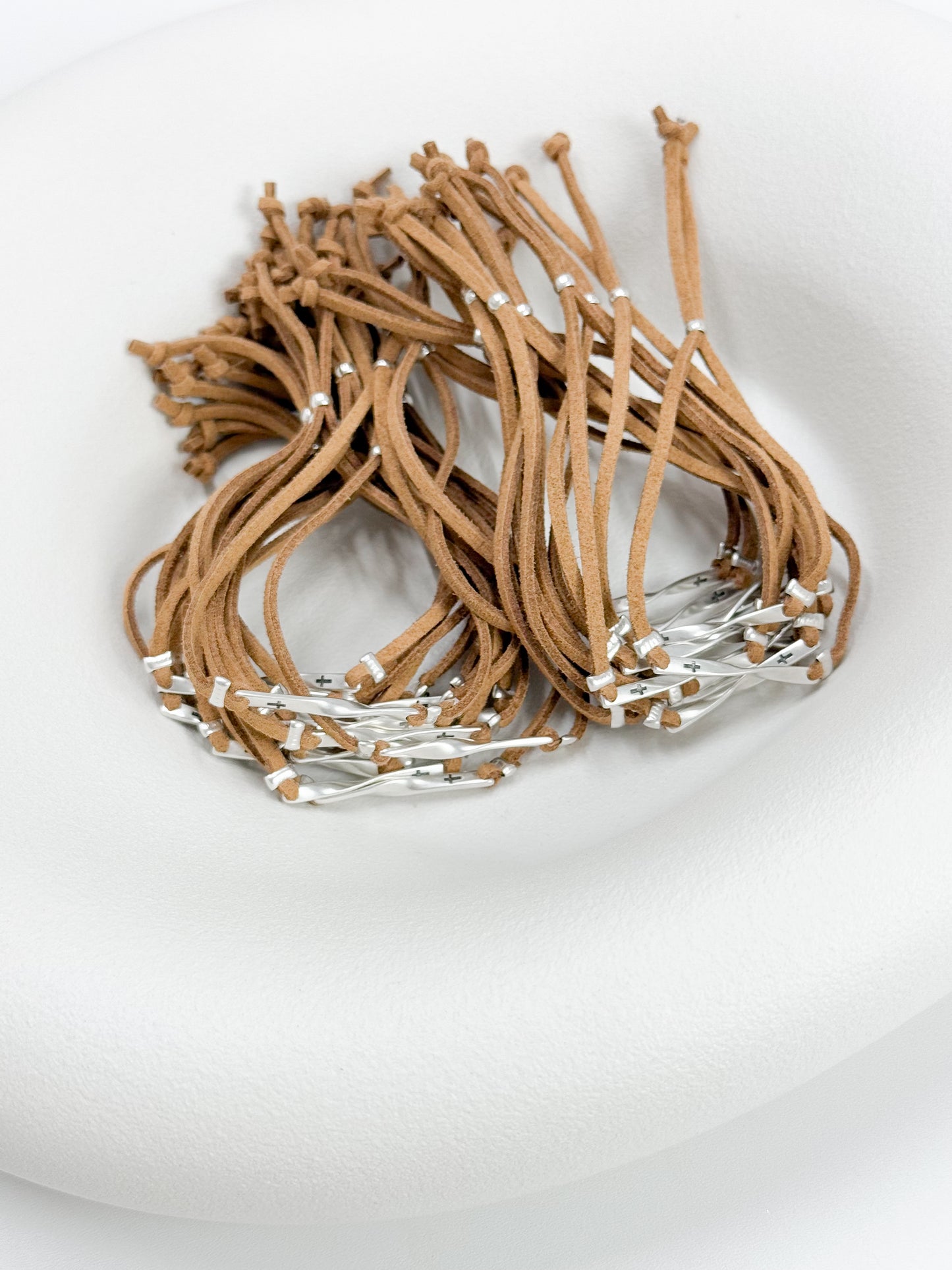 Celfie & Co. D36 βραχιόλι με δερμάτινο suede κορδόνι και ασημί τελειώματα, δωρεάν μεταφορικά