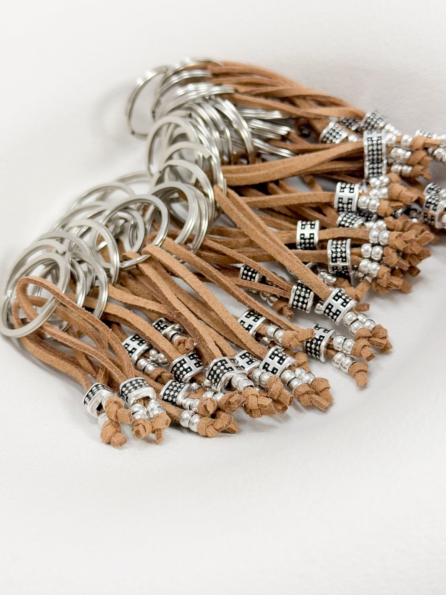 Celfie & Co. D37 μπρελόκ με δερμάτινο suede κορδόνι και ασημί τελειώματα, δωρεάν μεταφορικά