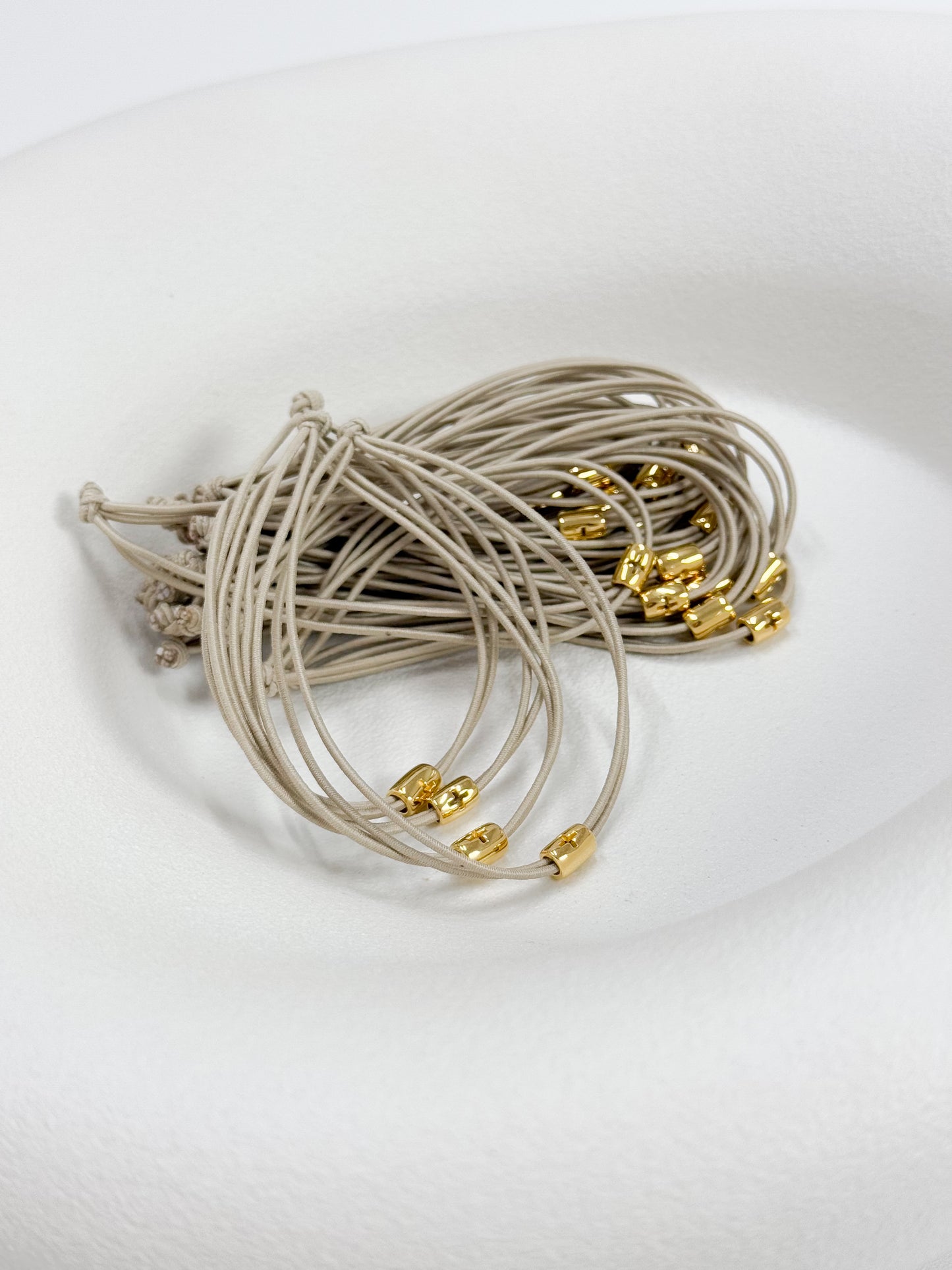 Celfie & Co. D38 βραχιόλι με ελαστικό κορδόνι και χρυσά τελειώματα, δωρεάν μεταφορικά.