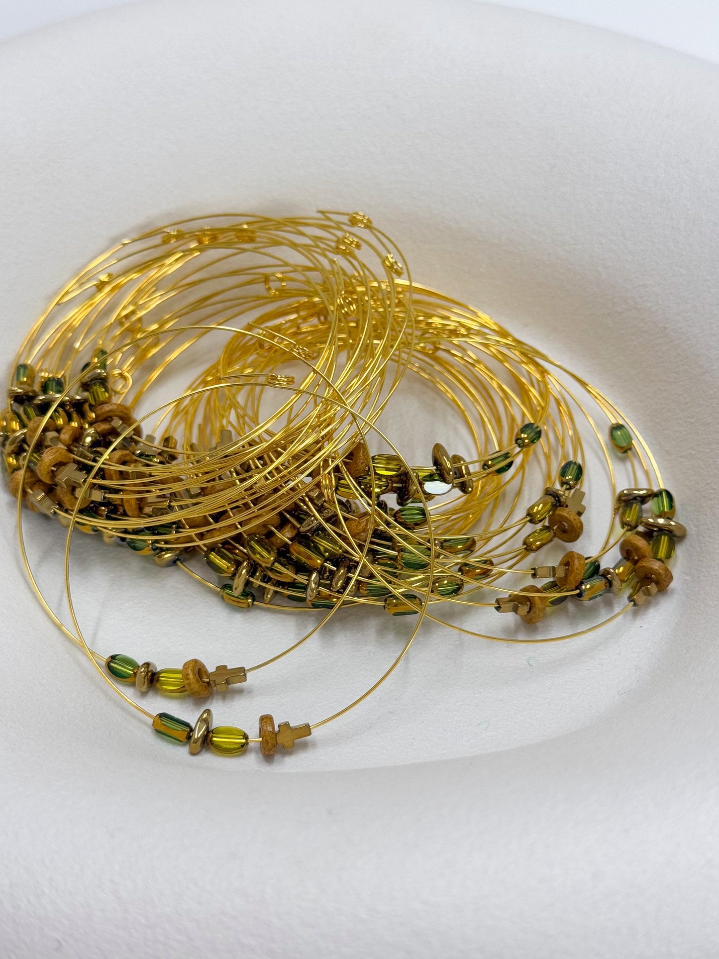 Celfie and Co. H3 (Η3) βραχιόλι με αιματίτη σταυρό και memory wire μεταλλικό, οriginal κουτί celfie and co. και δωρεάν μεταφορικά.