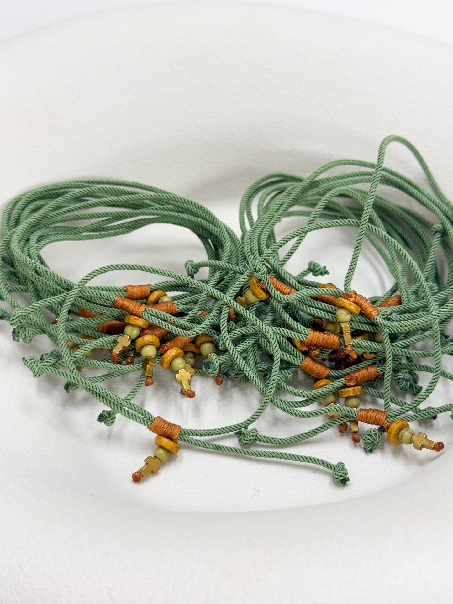 Celfie and Co. H6 (Η6) χειροποίητο βραχιόλι με αιματίτη σταυρό, οriginal κουτί celfie and co. και δωρεάν μεταφορικά.