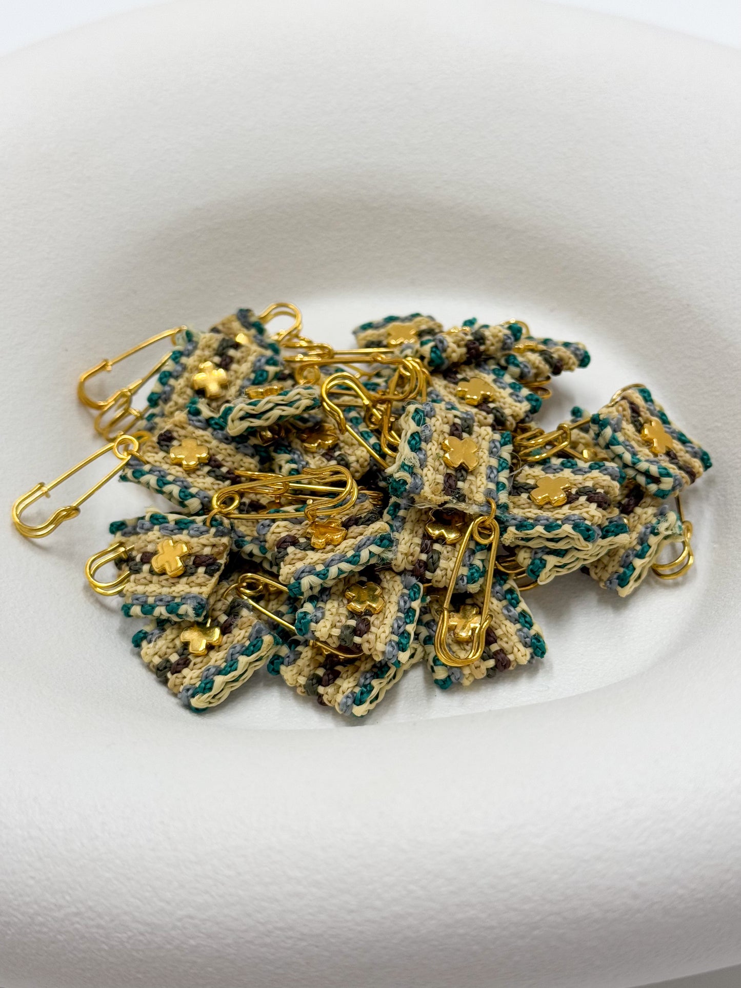 Celfie and Co. H7 (Η7) χειροποίητη καρφίτσα με επιχρυσωμένο σταυρό, οriginal κουτί celfie and co. και δωρεάν μεταφορικά.