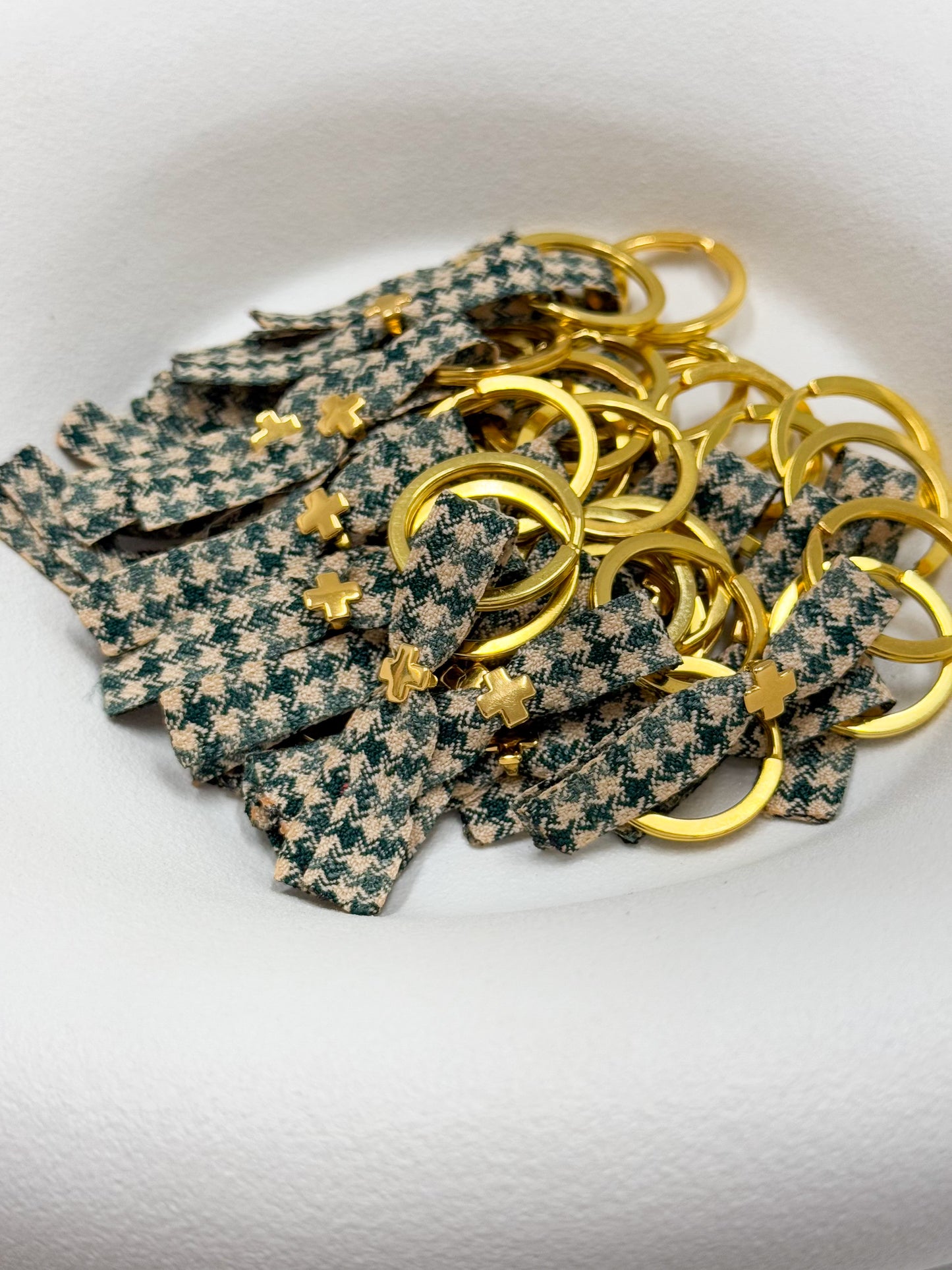 Celfie and Co. H9 (Η9) χειροποίητο μπρελόκ με επιχρυσωμένο σταυρό, οriginal κουτί celfie and co. και δωρεάν μεταφορικά.