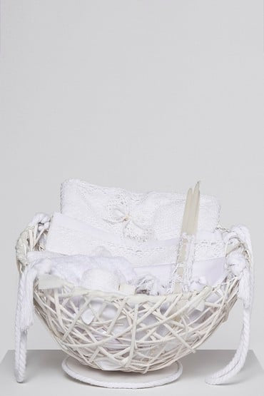 Χειροποίητη λευκή καλαθούνα με λευκά λαδόπανα & λαδοσέτ μαζί.
