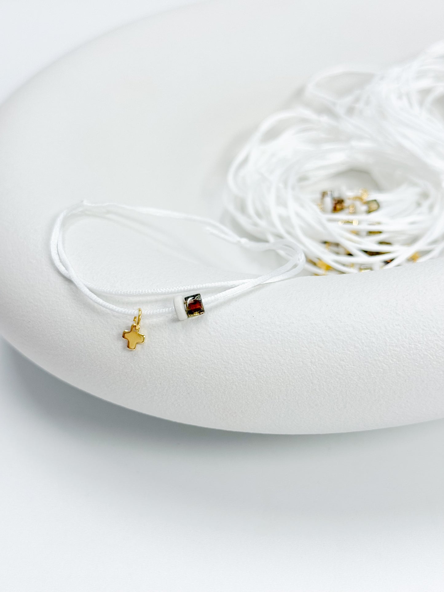 Celfie and Co. M77 (Μ77) μαρτυρικό βραχιόλι με επιχρυσωμένο σταυρό, οriginal κουτί celfie and co. και δωρεάν μεταφορικά.