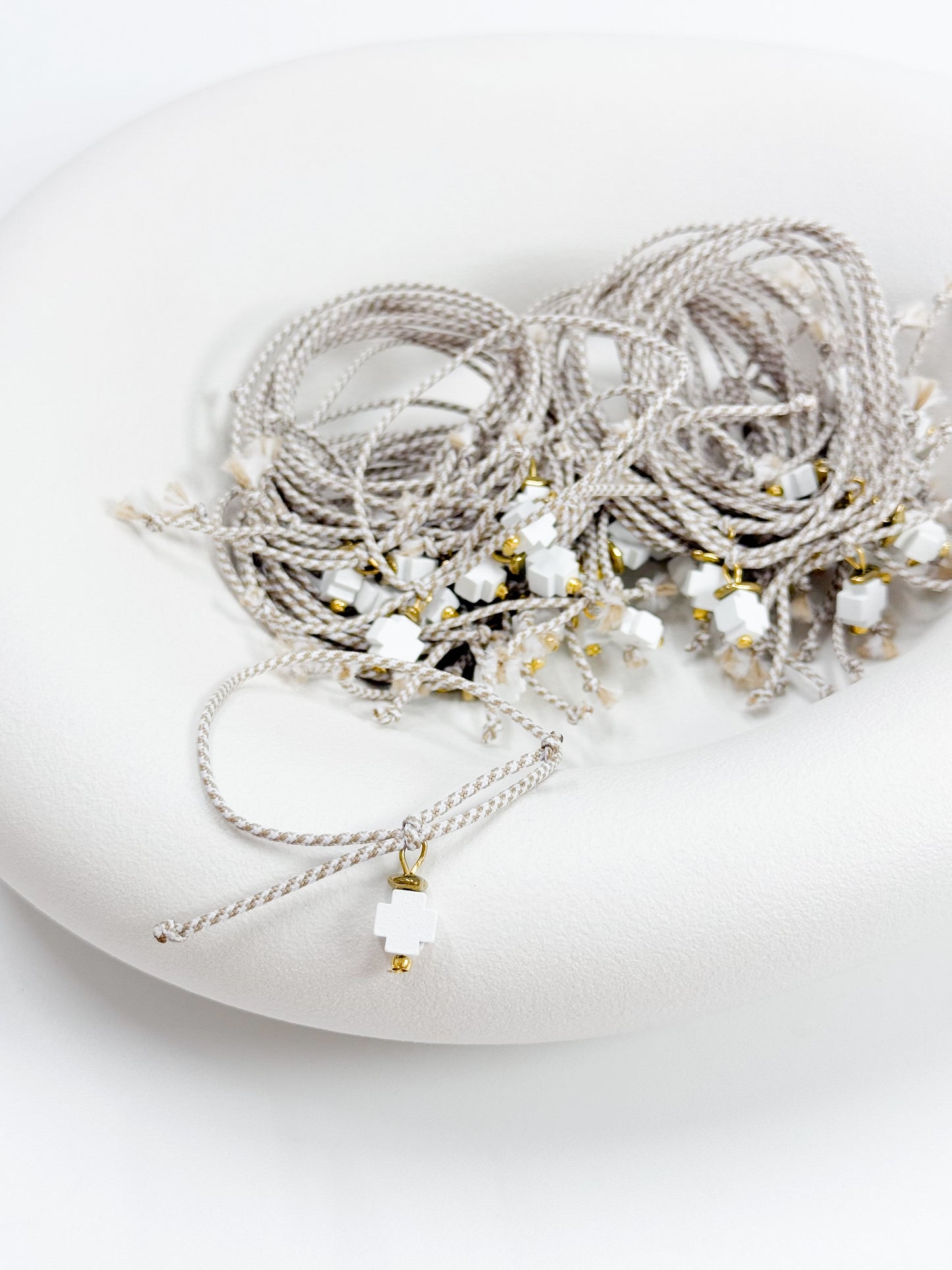 Celfie and Co. M81 (Μ81) χειροποίητο μαρτυρικό βραχιόλι δίχρωμο, με ξύλινο σταυρό και χρυσες λεπτομέρειες, οriginal κουτί celfie and co. και δωρεάν μεταφορικά.