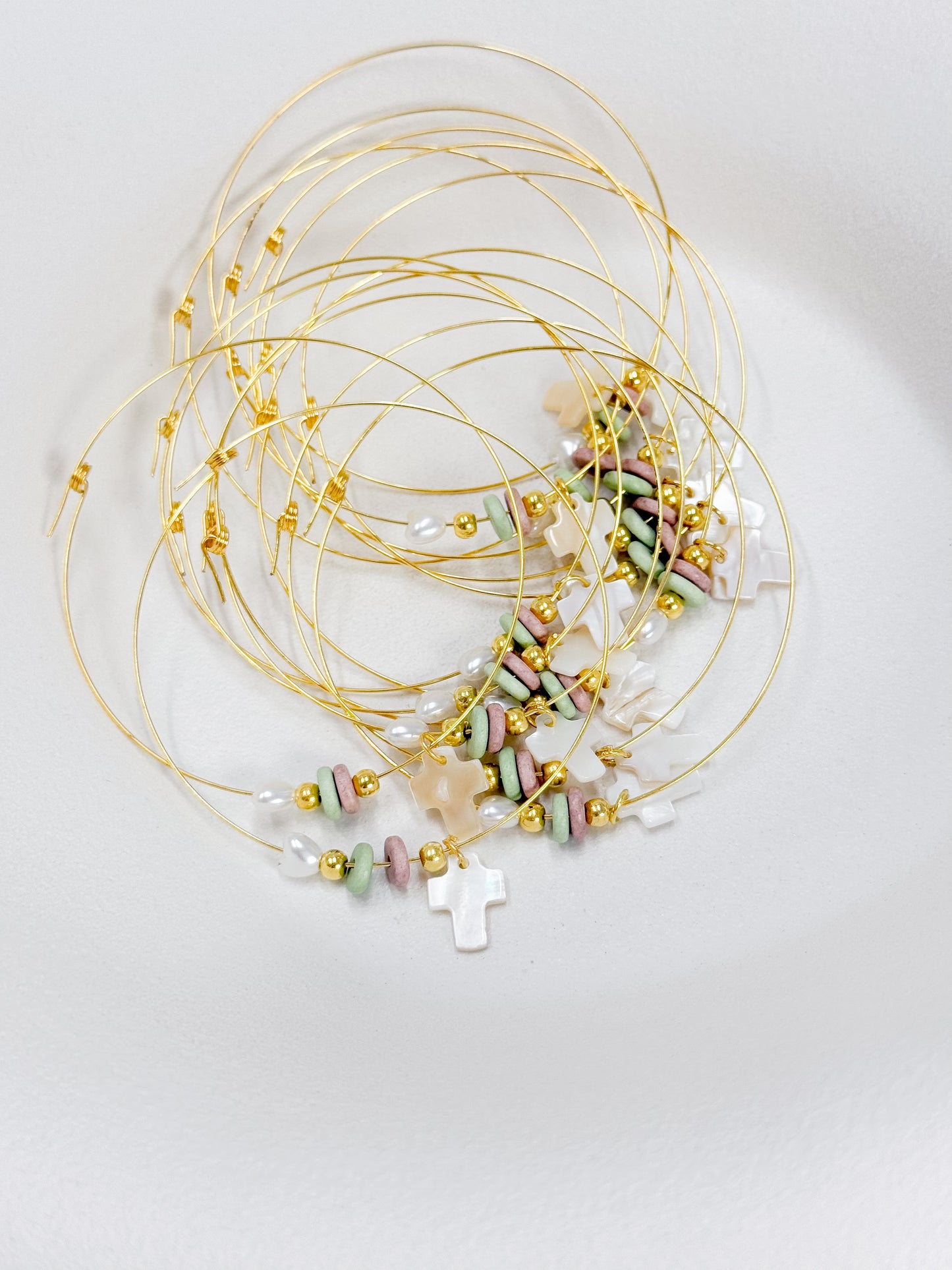 Celfie and Co. R45 χειροποίητο μαρτυρικό βραχιόλι με φίλντισι σταυρό, χρυσες λεπτομέρειες και memory wire, οriginal κουτί celfie and co. και δωρεάν μεταφορικά.