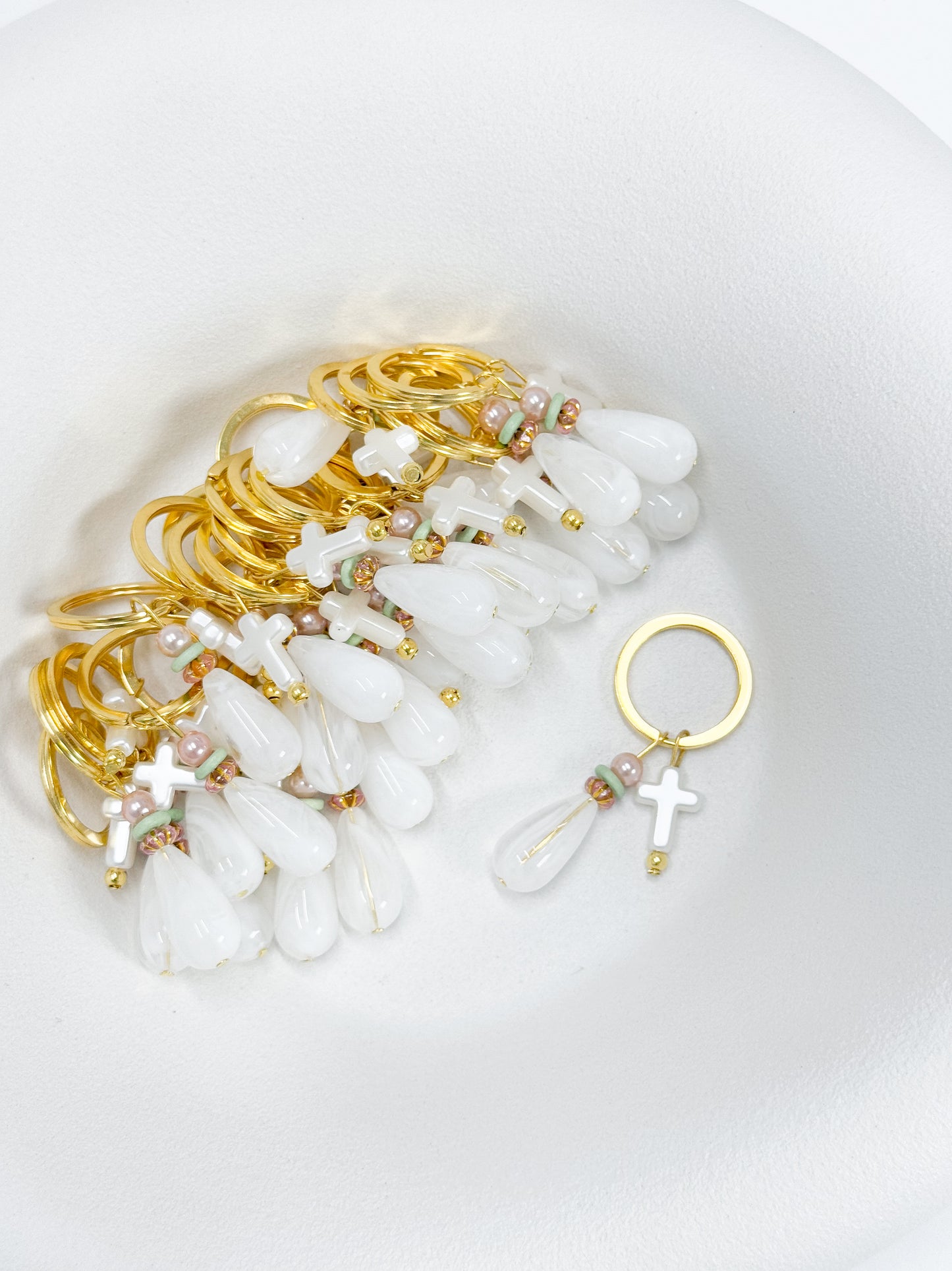 Celfie and Co. R47 χειροποίητο μαρτυρικό μπρελόκ με πέρλα σταυρό και χρυσές λεπτομέρειες, οriginal κουτί celfie and co. και δωρεάν μεταφορικά.