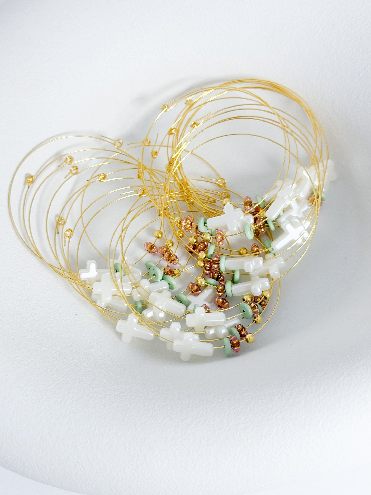 Celfie and Co. R48 χειροποίητο μαρτυρικό βραχιόλι με πέρλα σταυρό και χρυσές λεπτομέρειες, οriginal κουτί celfie and co. και δωρεάν μεταφορικά.