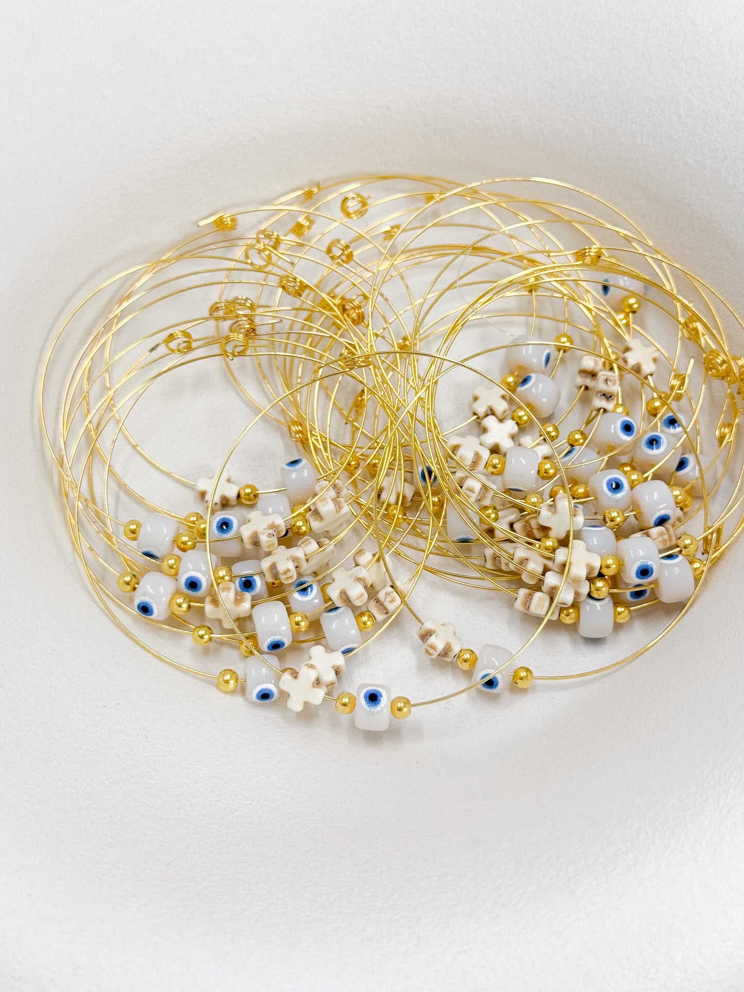 Celfie and Co. T84 (Τ84) χειροποίητο μαρτυρικό με χαολίτη σταυρό, ματάκι και memory wire, οriginal κουτί celfie and co. και δωρεάν μεταφορικά.