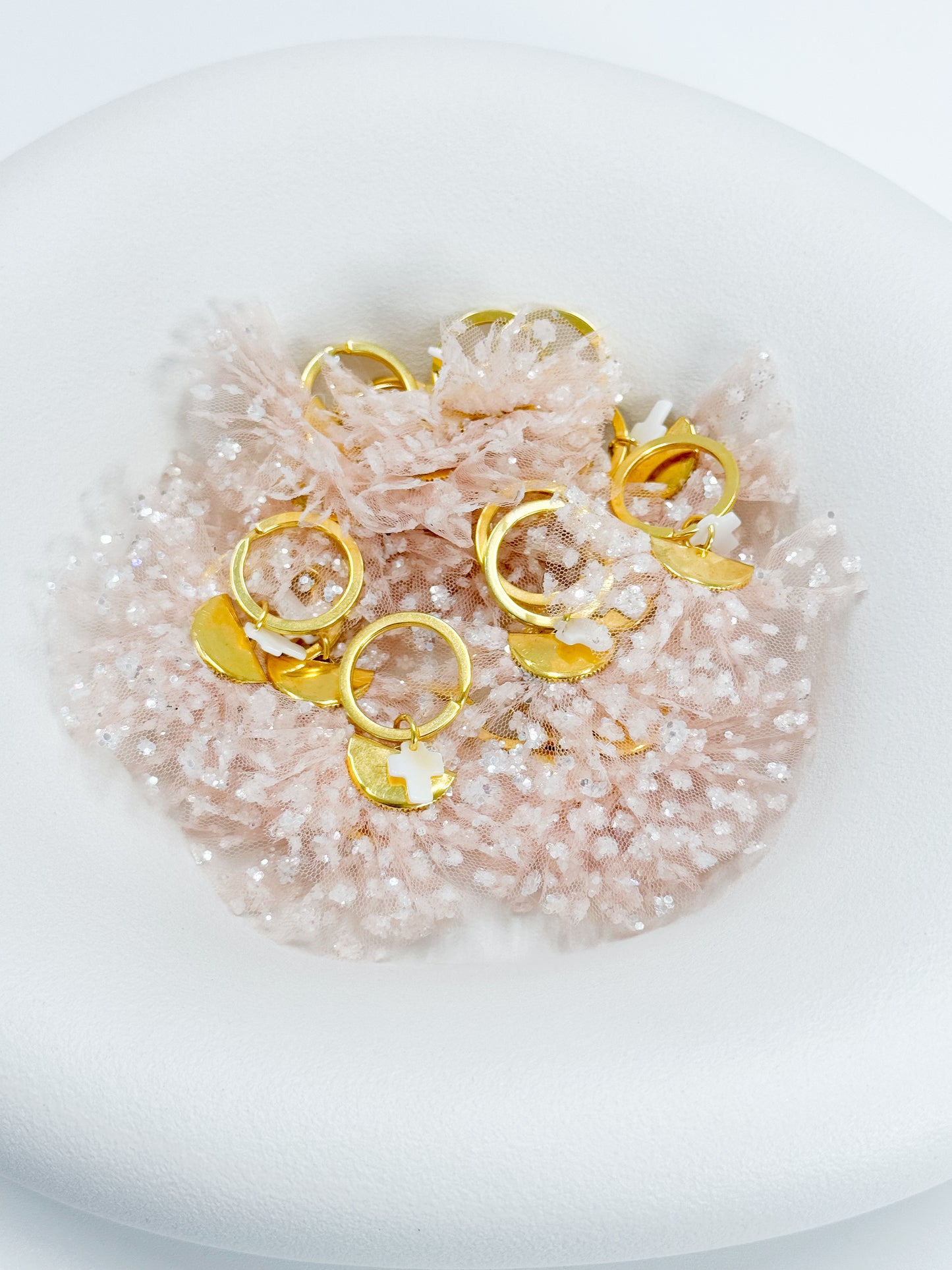 Celfie and Co. U13 χειροποίητο μαρτυρικό μπρελόκ με φίλντισι σταυρό, φούντα και τούλι στρας, οriginal κουτί celfie and co. με δωρεάν μεταφορικά.