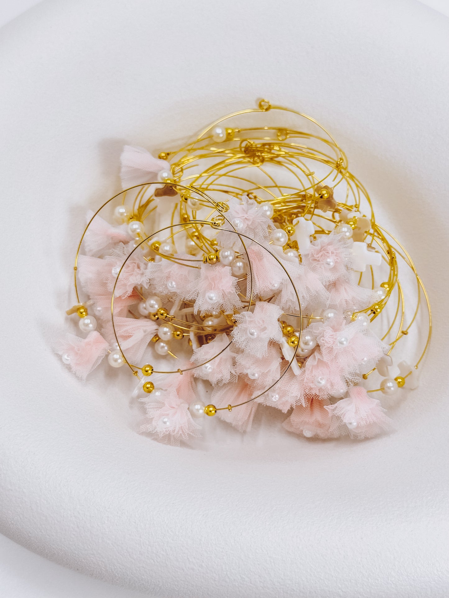 Celfie and Co. U14 χειροποίητο μαρτυρικό βραχιόλι με φίλντισι σταυρό, φουντάκι και memory wire, οriginal κουτί celfie and co. με δωρεάν μεταφορικά.