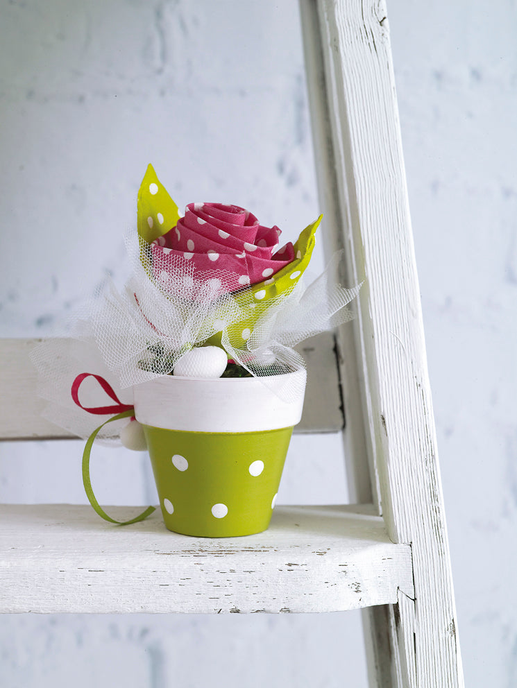 Μπομπονιέρα γλάστρακι με υφασμάτινο λουλούδι.