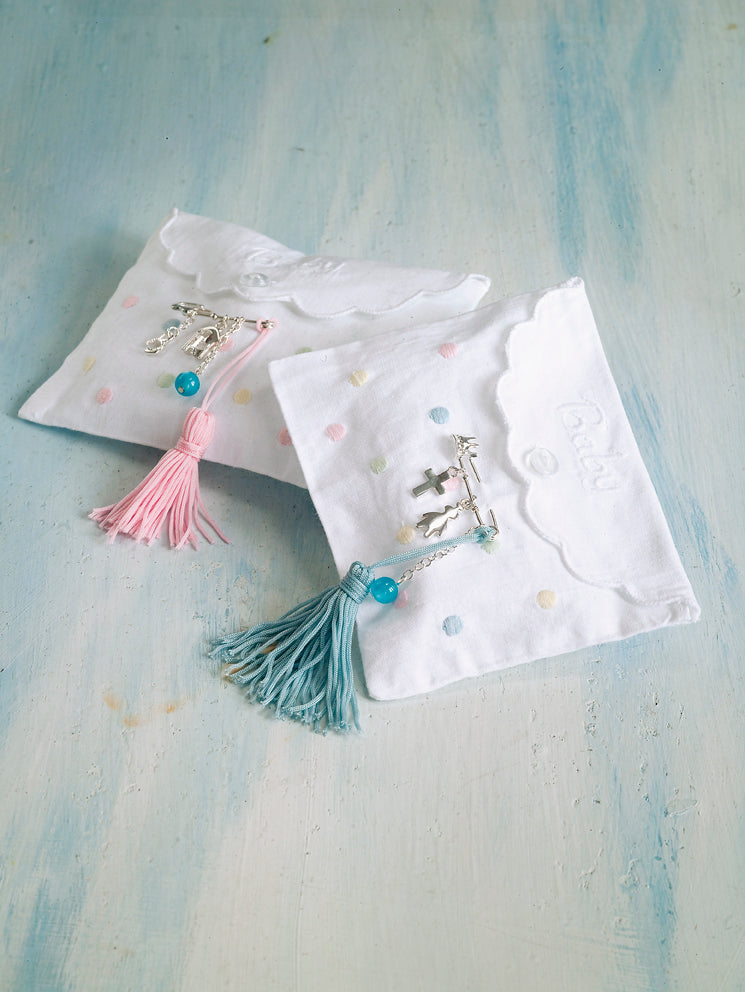 Μπομπονιέρα & μαρτυρικό μαζί, βαμβακερό πουγκί πουά με κέντημα Baby, παραμάνα κόσμημα και φουντίτσα σιέλ
