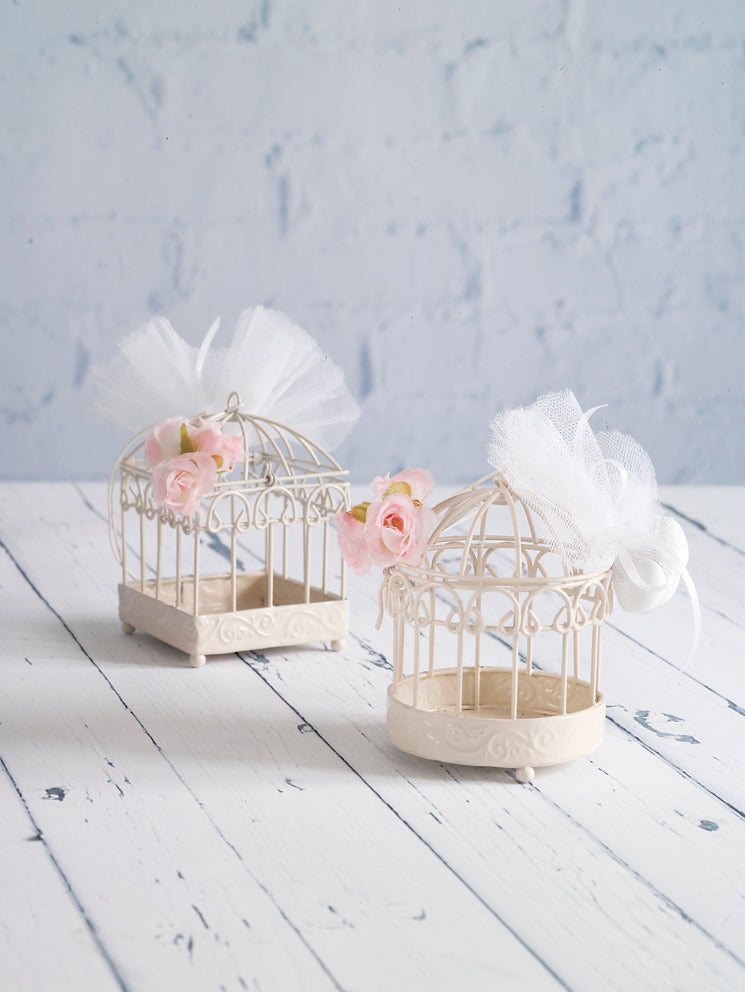 Μπομπονιέρα κλουβάκι εκρού που ανοίγει από πάνω, με ρομαντικό στολισμό και 5 κουφέτα αμυγδάλου χατζηγιαννάκη, δωρεάν μεταφορικά!