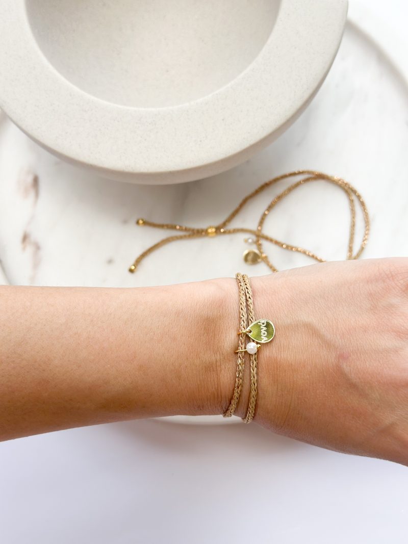 Celfie and Co. χειροποίητο μαρτυρικό FL81, δωρεάν μεταφορικά. Βραχιολάκι με μπεζ χρυσό κορδόνι και πλεξιγκλάς μαμά ή νονά.