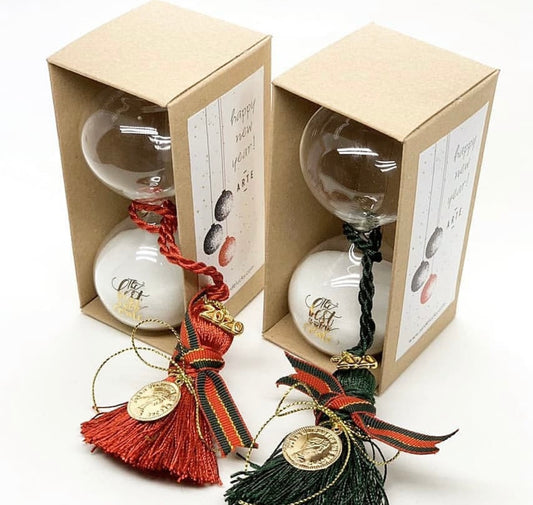 Οι χειροποίητες κλεψύδρες μας, με εντυπωσιακές φούντες και μεταλλικά γούρια, είναι το απόλυτο δώρο για καλή τύχη και θετική αρχή!
Ιδανικές για σπίτι ή γραφείο, έρχονται σε κομψή συσκευασία δώρου για να χαρίσουν χαμόγελα 🌟