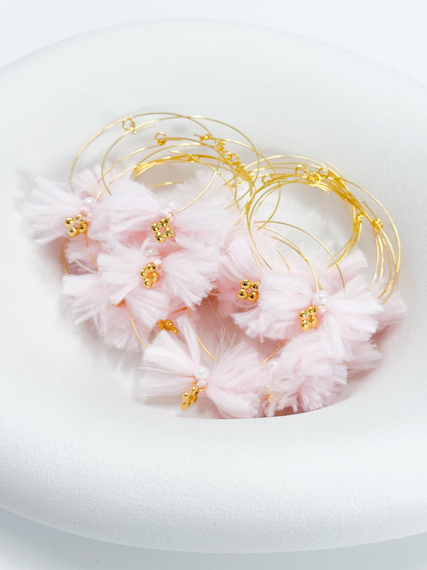 Celfie and Co. U12 χειροποίητο μαρτυρικό βραχιόλι με επιχρυσωμένο σταυρό, φούντα και memory wire, οriginal κουτί celfie and co. με δωρεάν μεταφορικά.